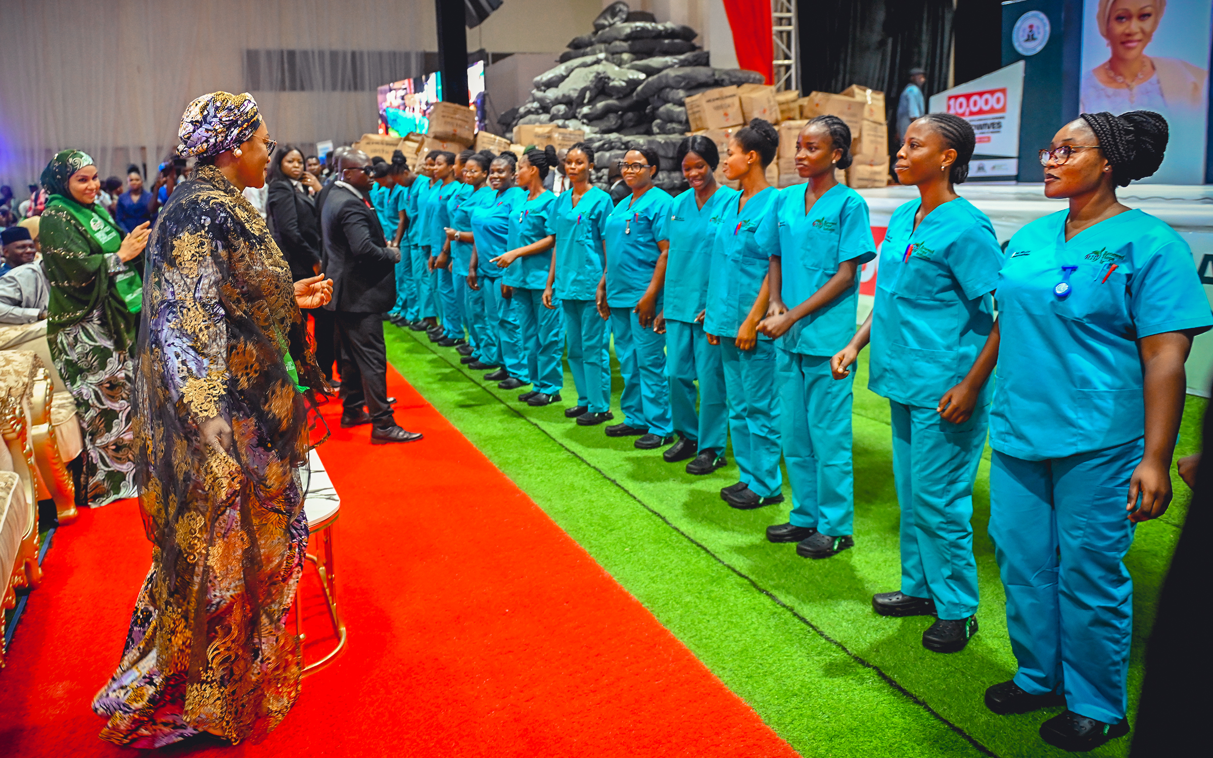 Her Excellency distributes 10,000 Professional Kits (Crucs & Scrubs) to Midwives in South-West Geopolitical Zone (Ondo State)