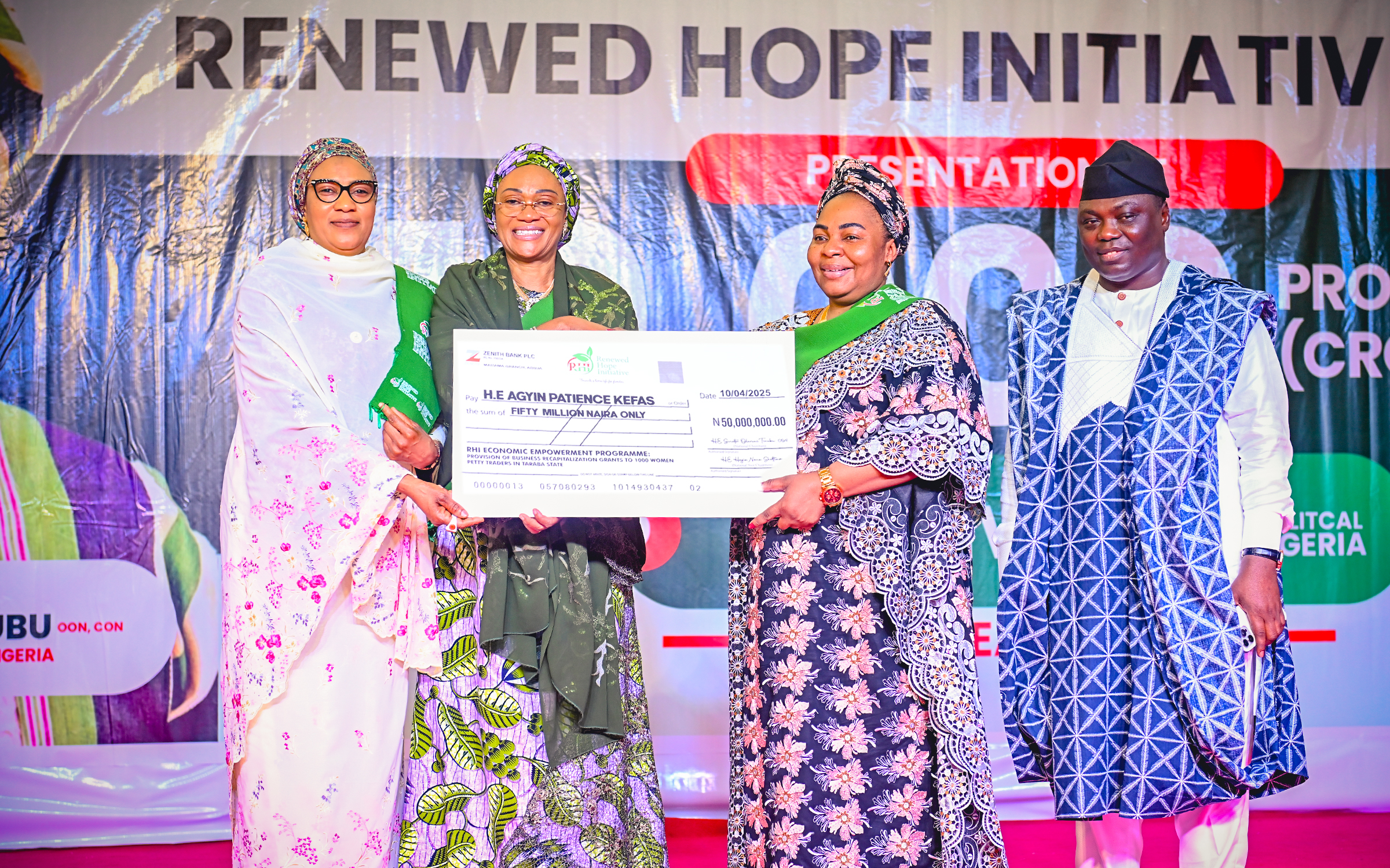 Her Excellency hands over N50m to Taraba 1st Lady for 1000 women Petty Traders under RHI Small Businesses Recapitalization Grant