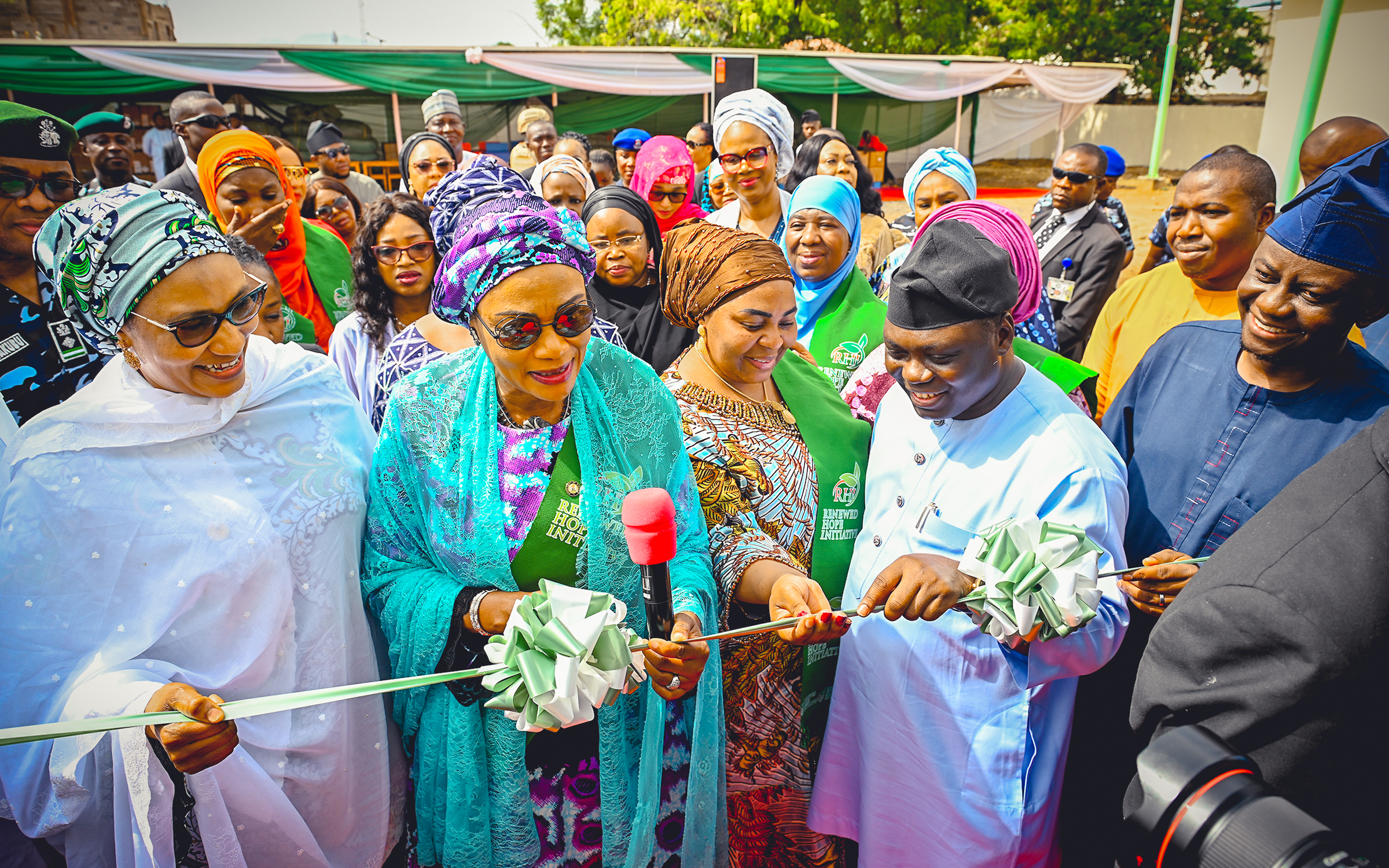 Her Excellency donates Mobile Clinic to Taraba State, Commissions State provided Mobile Clinic, flags off Taraba State free education program and unveils school furniture and books